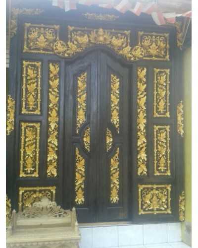 Portes indonésiennes sculptées
